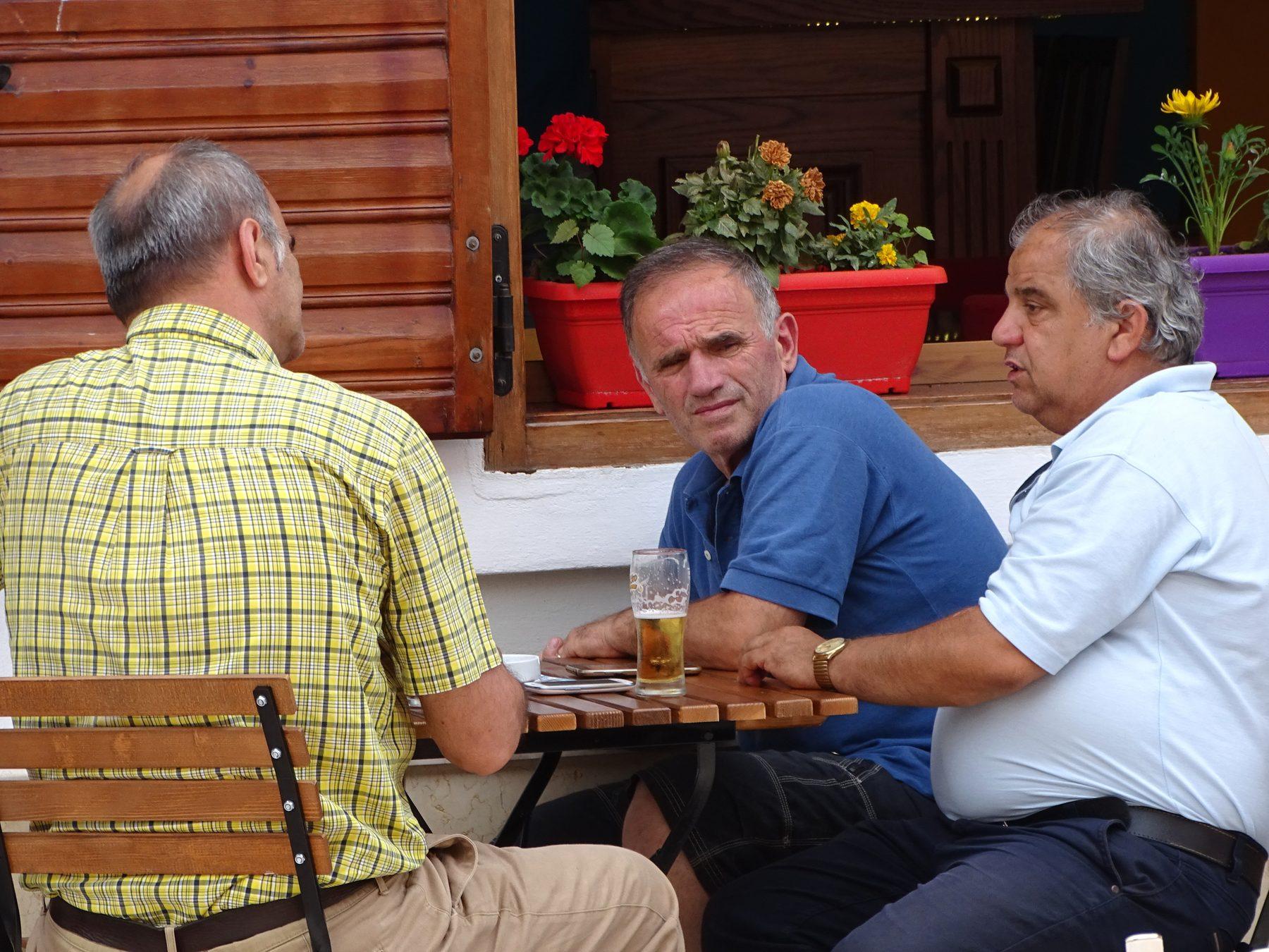 Fqinjë bisedojnë në kafenenë e lagjes